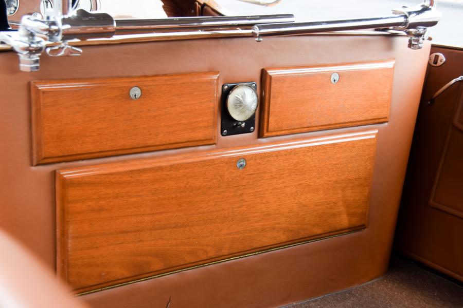 Детали интерьера Packard Custom Eight Phaeton 1928 года  (фото 7 из 13)